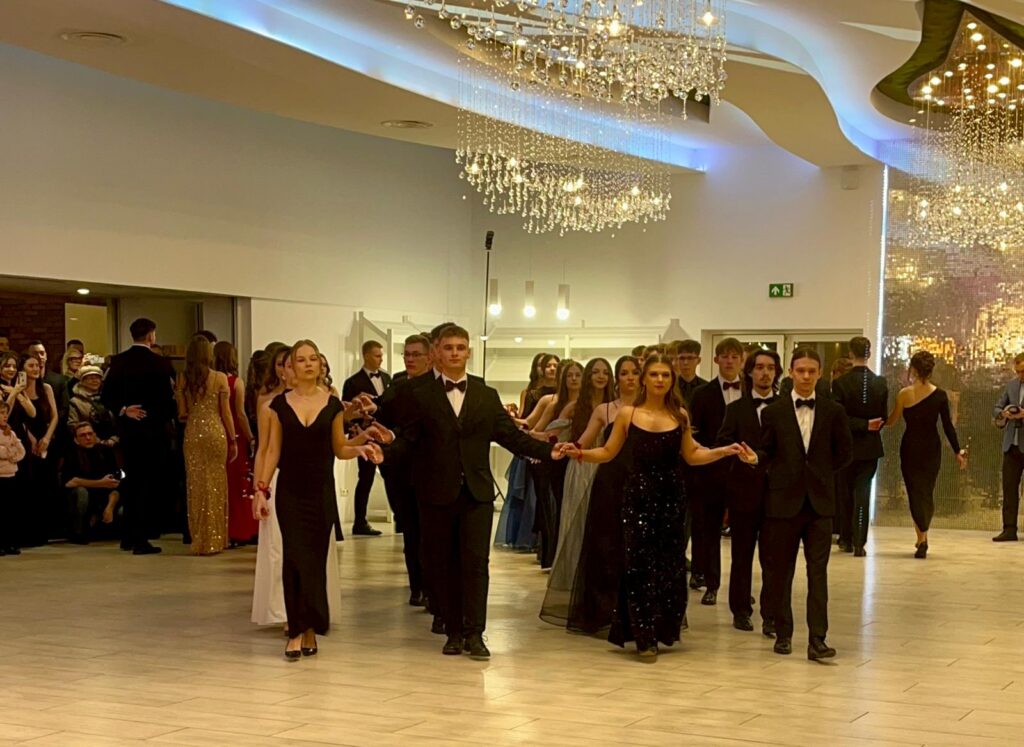 zdjęcie przedstawia grupę osób