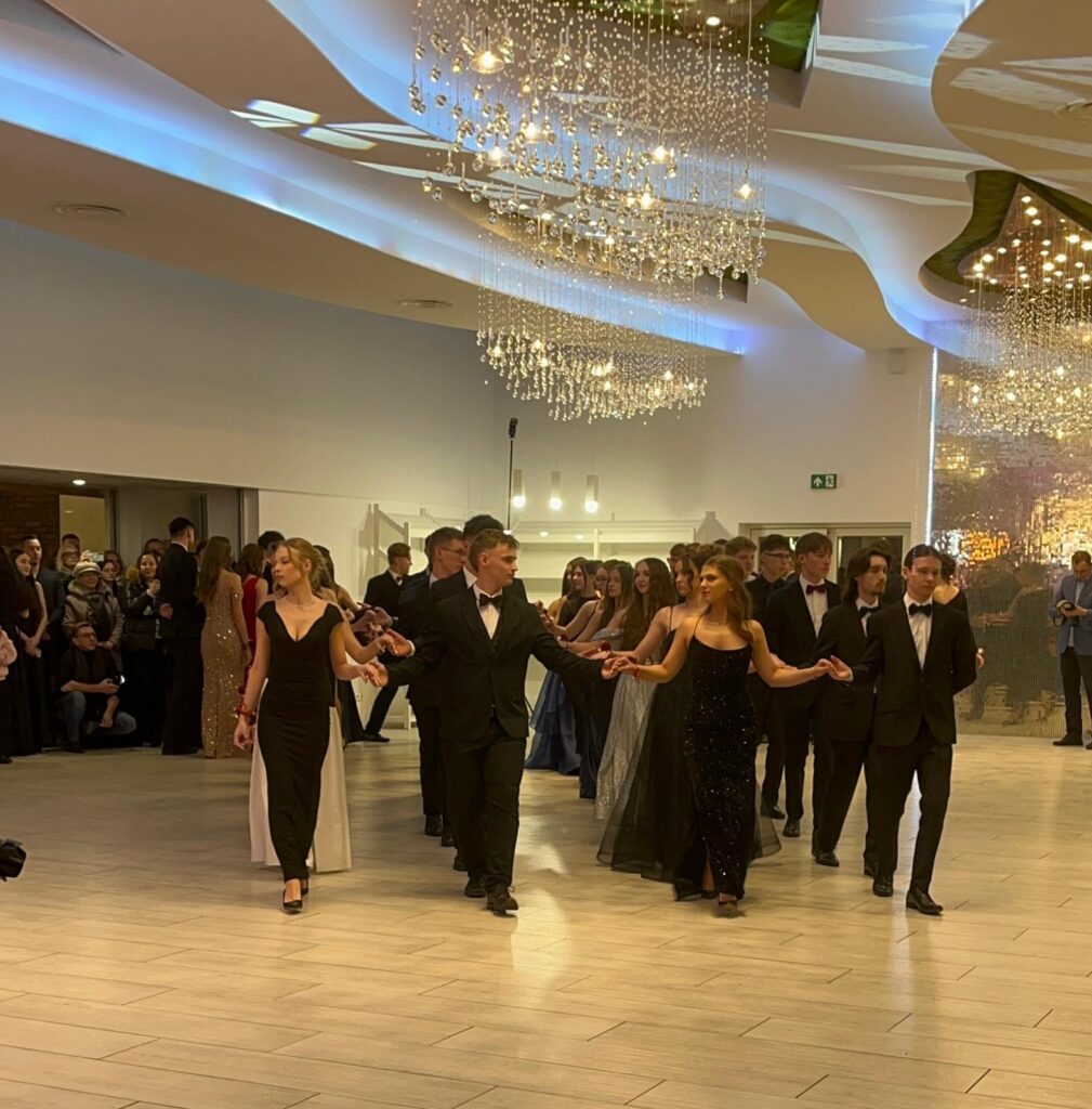 zdjęcie przedstawia grupę osób