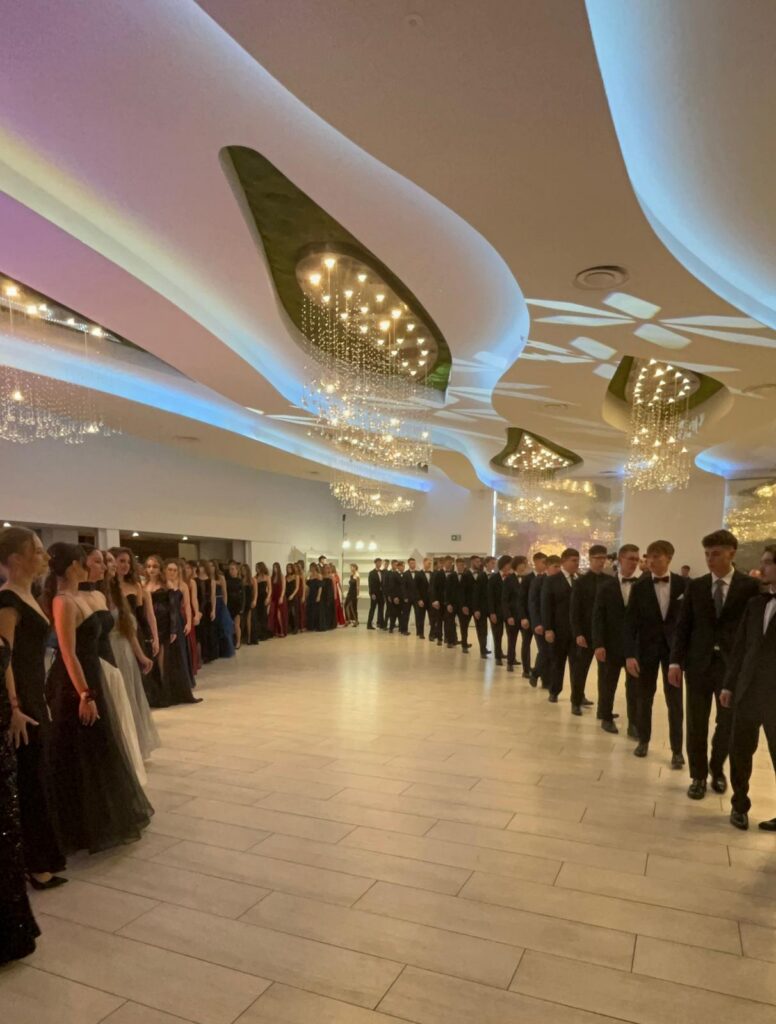 zdjęcie przedstawia grupę osób