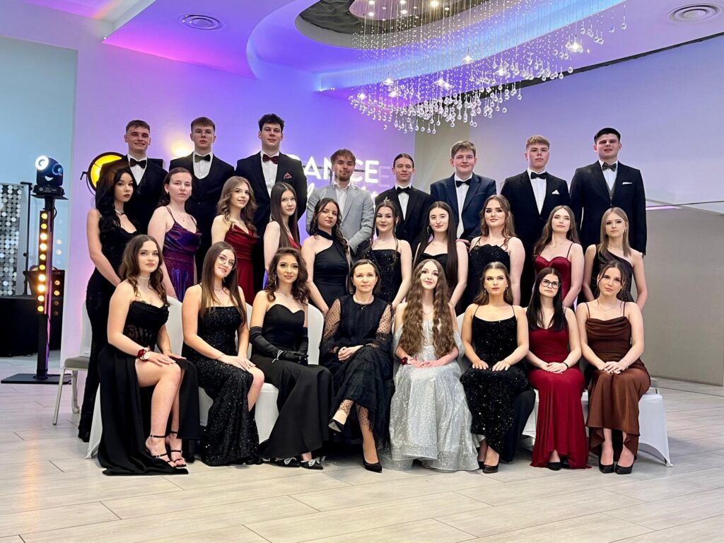 zdjęcie przedstawia grupę osób