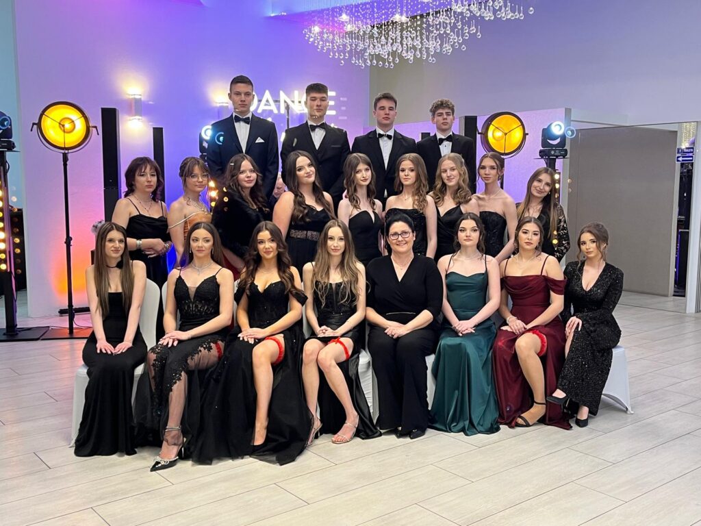 zdjęcie przedstawia grupę osób