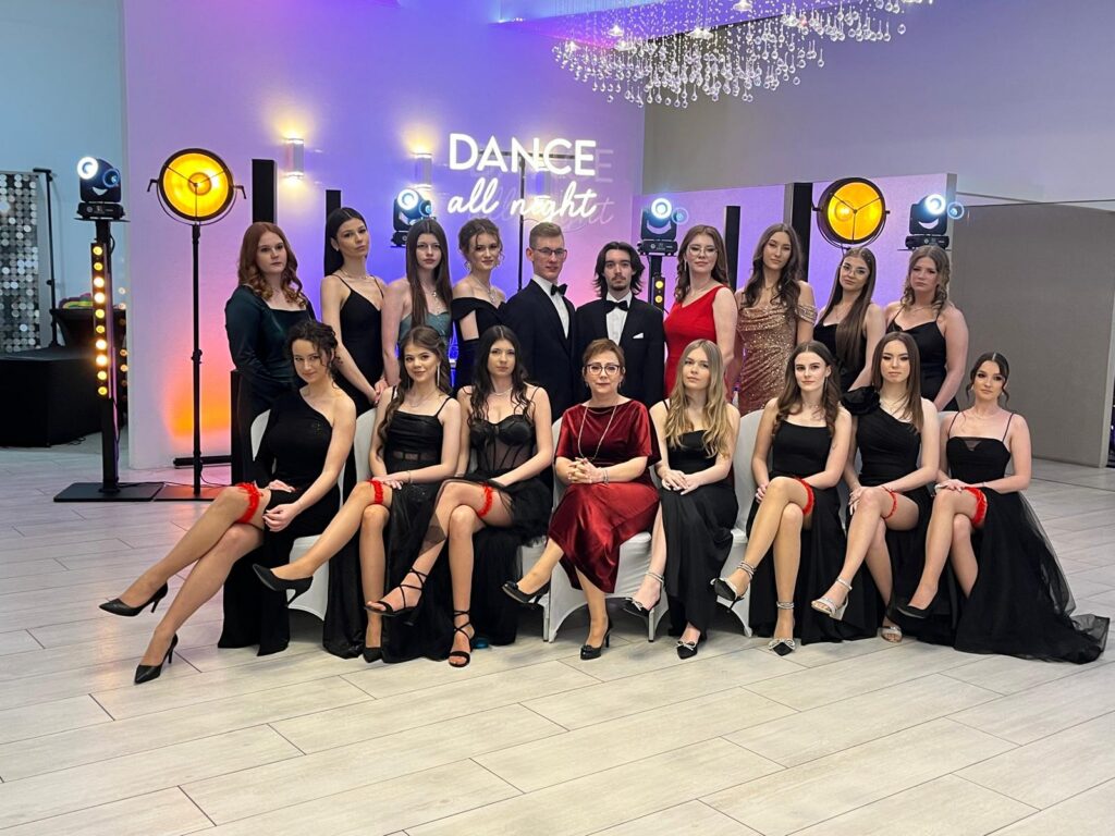 zdjęcie przedstawia grupę osób