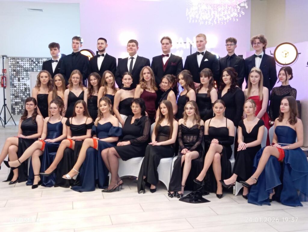 zdjęcie przedstawia grupę osób