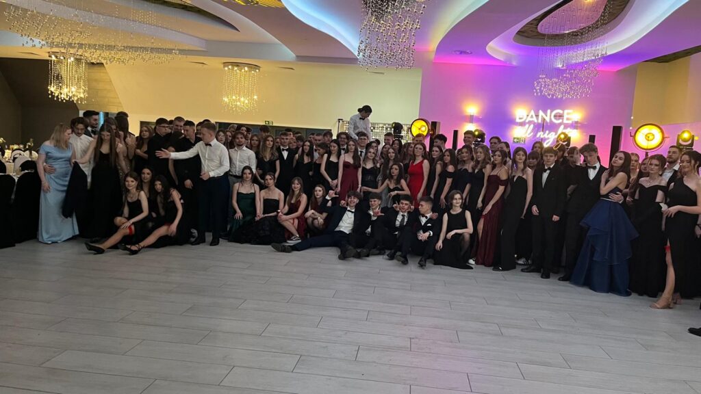 zdjęcie przedstawia grupę osób