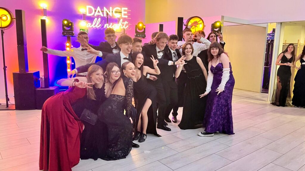 zdjęcie przedstawia grupę osób