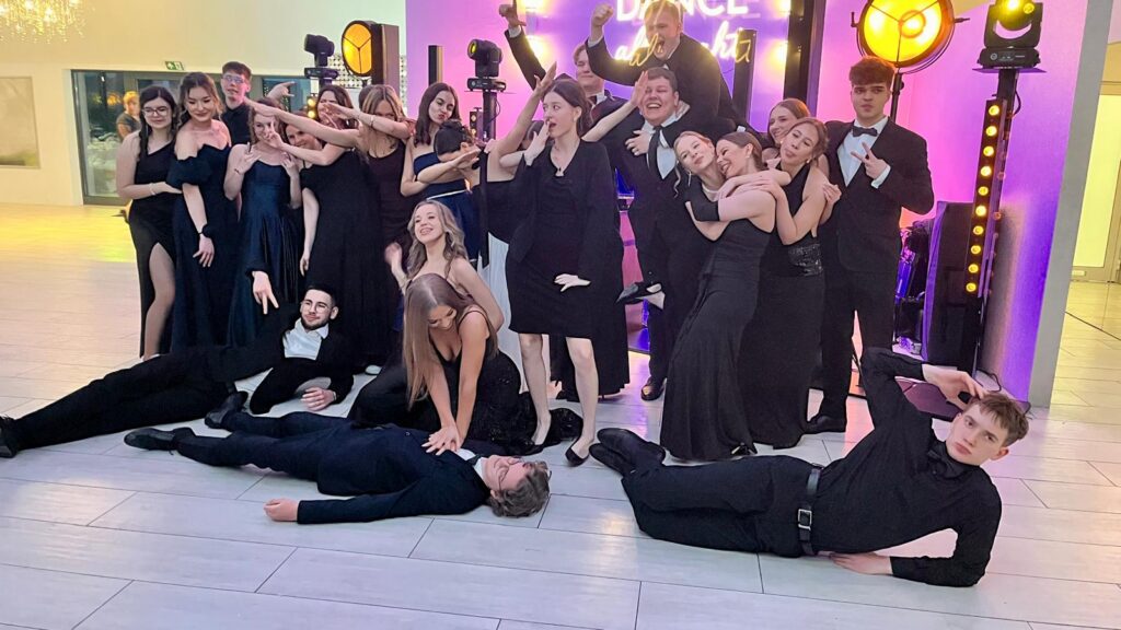 zdjęcie przedstawia grupę osób