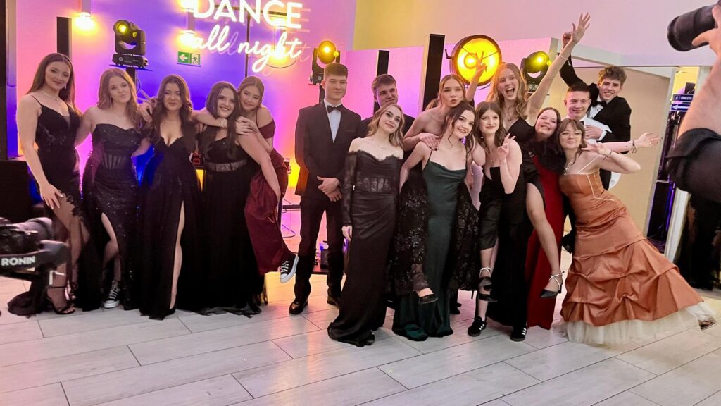 zdjęcie przedstawia grupę osób