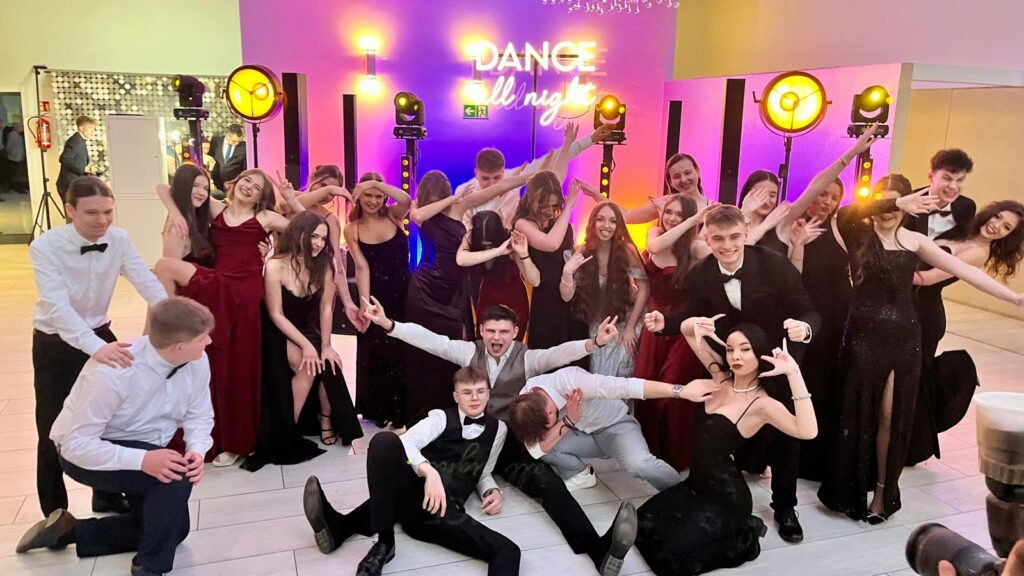 zdjęcie przedstawia grupę osób