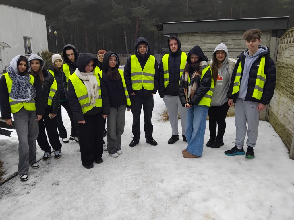 zdjęcie przedstawia grupę osób