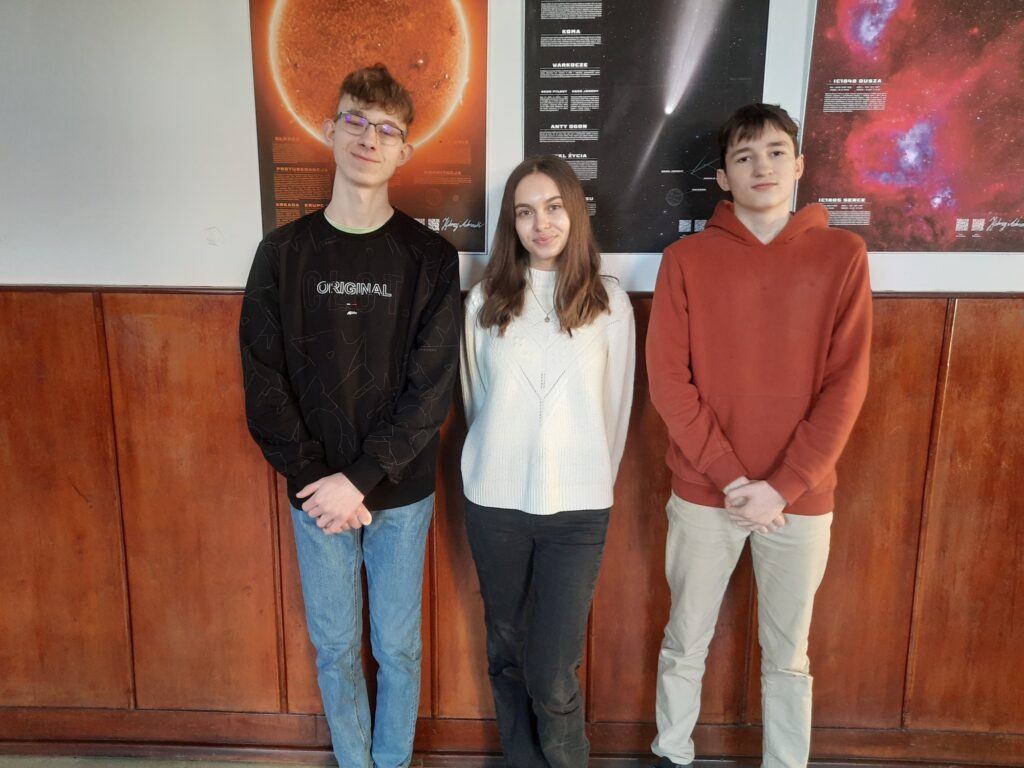 zdjęcie przedstawia grupę osób