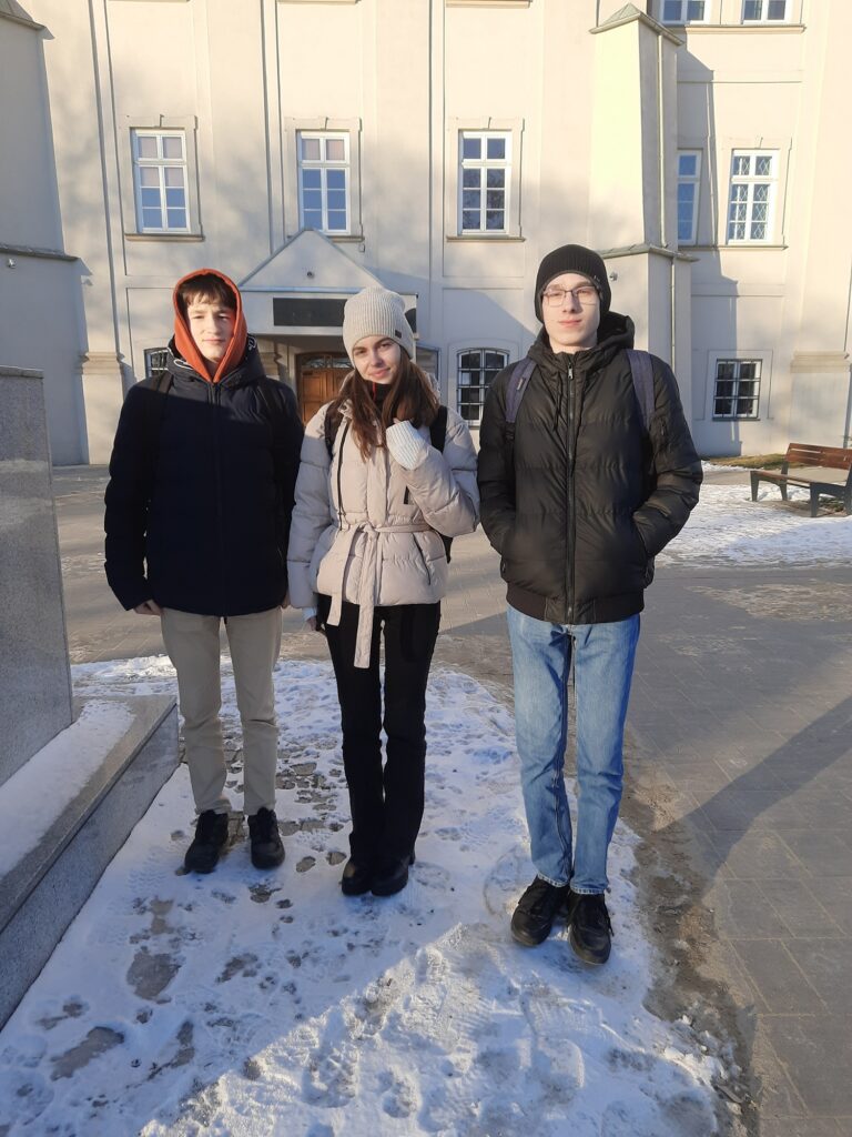 zdjęcie przedstawia grupę osób