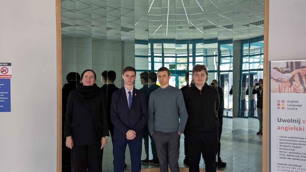 zdjęcie przedstawia grupę osób