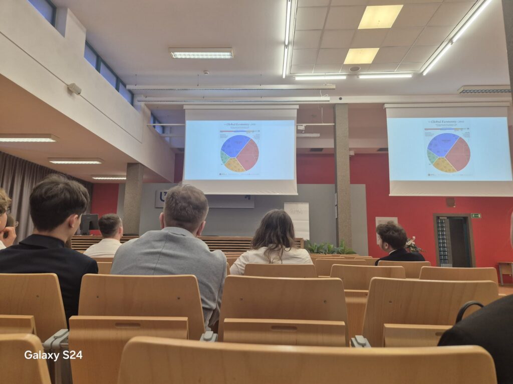 zdjęcie przedstawia grupę osób