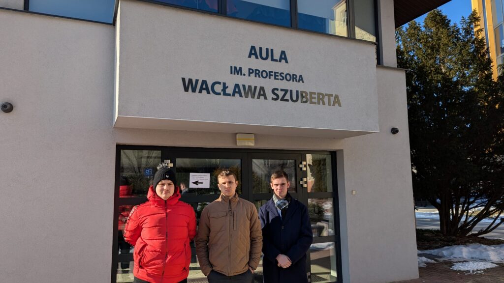 zdjęcie przedstawia grupę osób