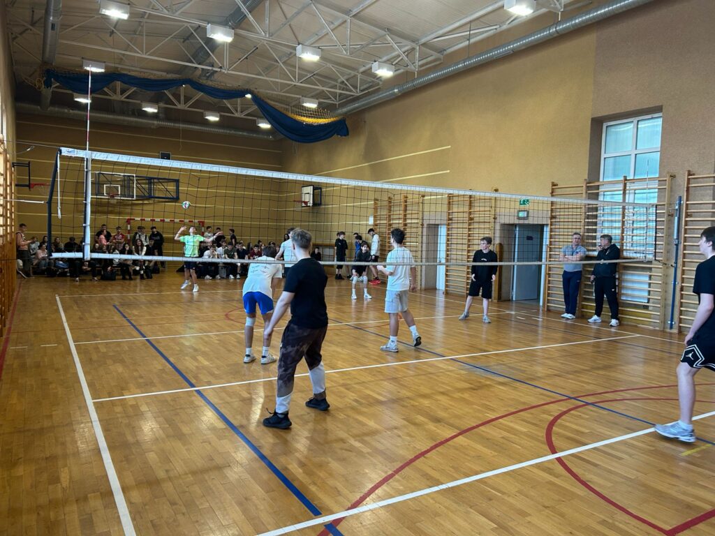 zdjęcie przedstawia grupę osób