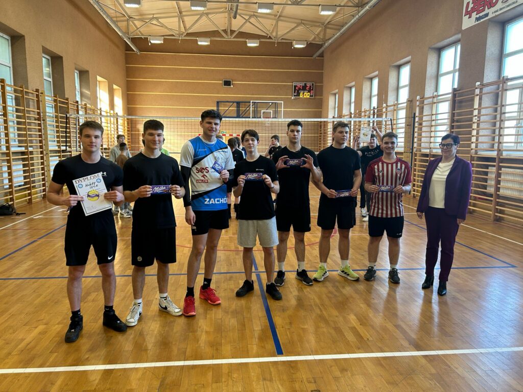 zdjęcie przedstawia grupę osób