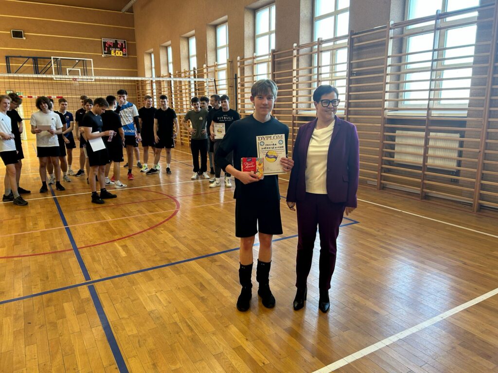 zdjęcie przedstawia grupę osób