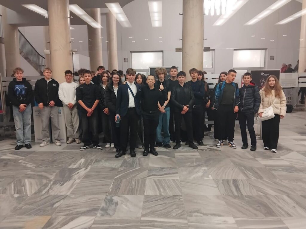 zdjęcie przedstawia grupę osób