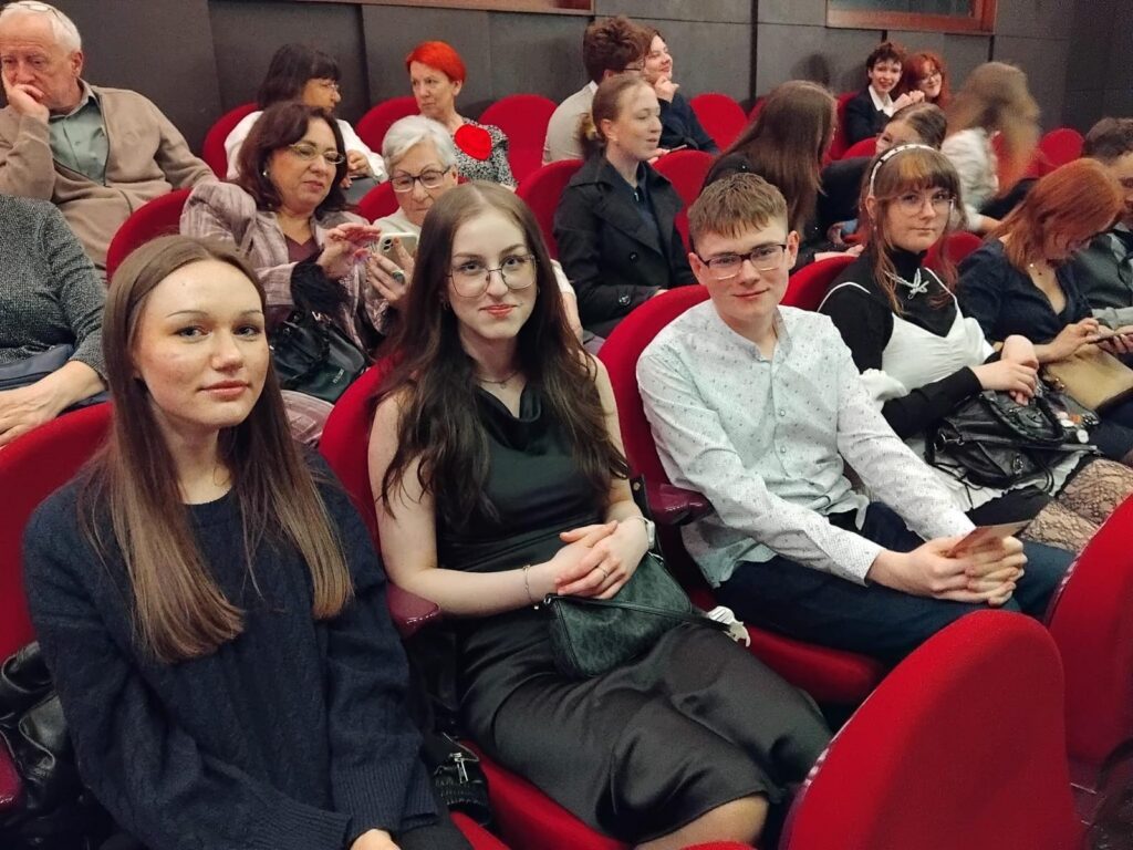 zdjęcie przedstawia grupę osób