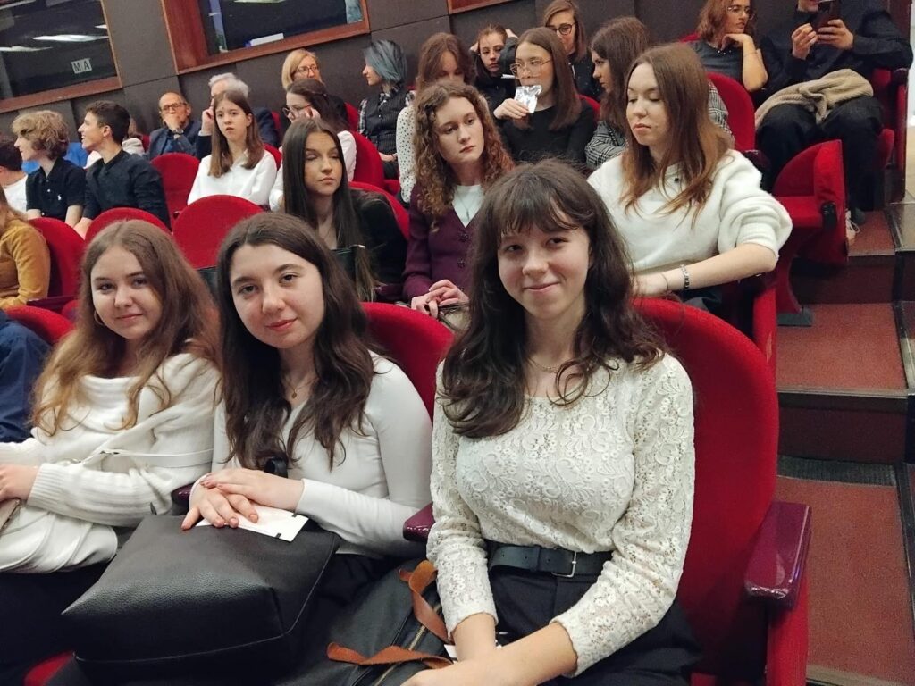 zdjęcie przedstawia grupę osób