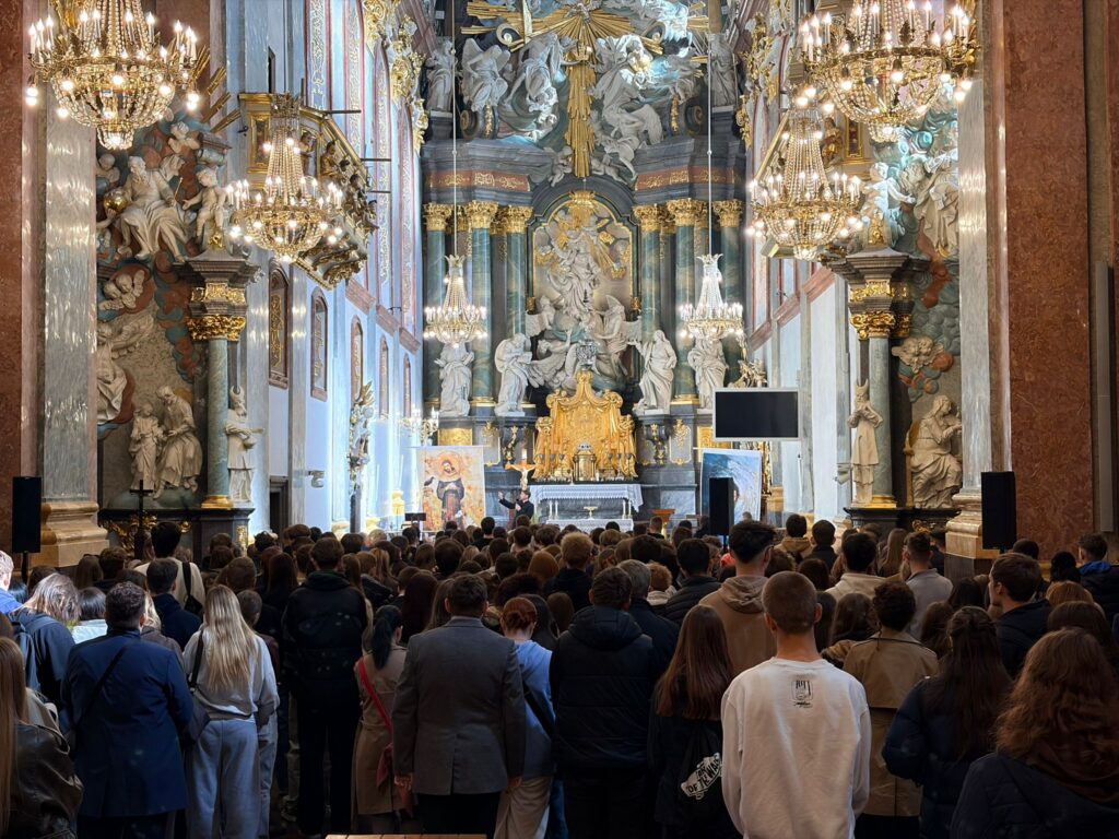 zdjęcie przedstawia grupę osób
