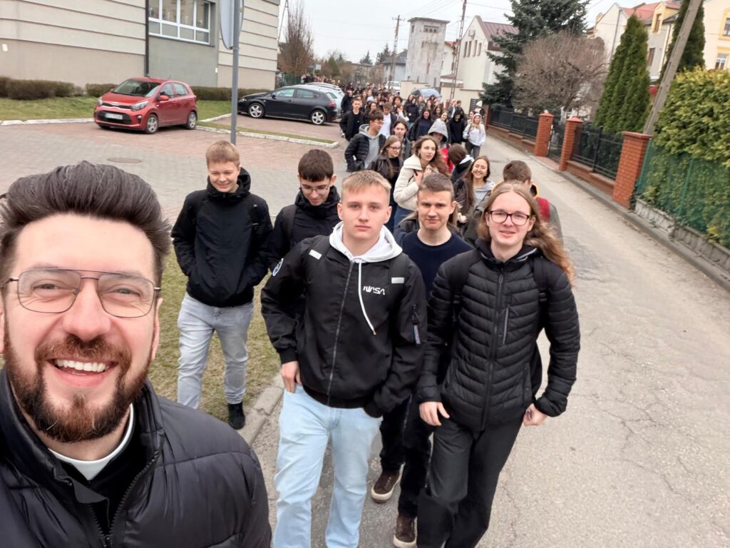 zdjęcie przedstawia grupę osób