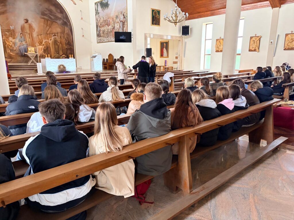 zdjęcie przedstawia grupę osób