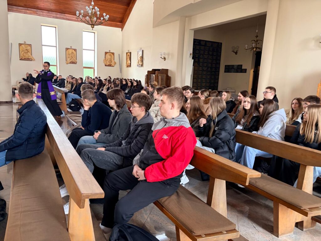 zdjęcie przedstawia grupę osób