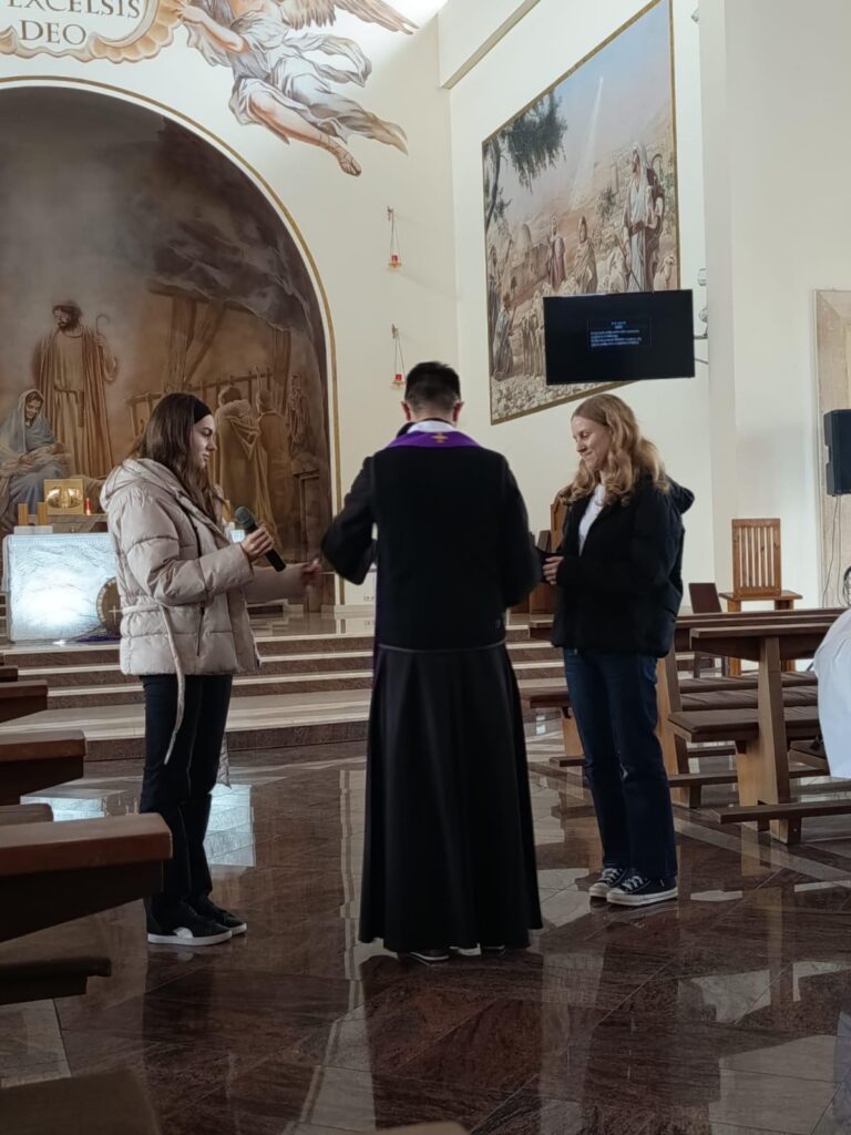 zdjęcie przedstawia grupę osób