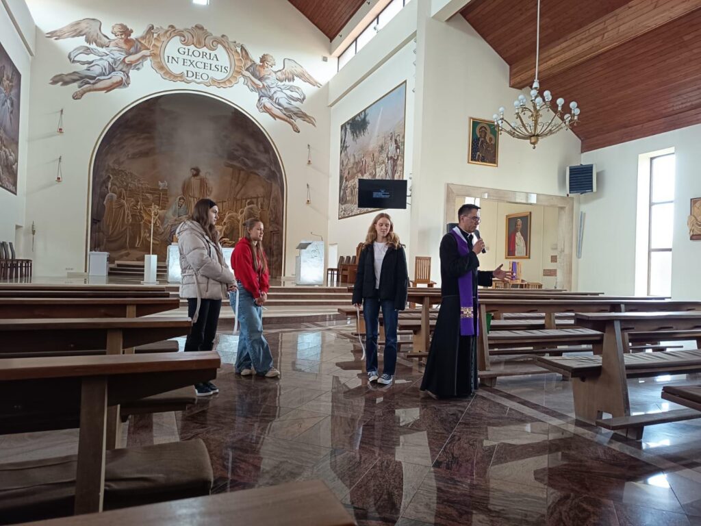 zdjęcie przedstawia grupę osób