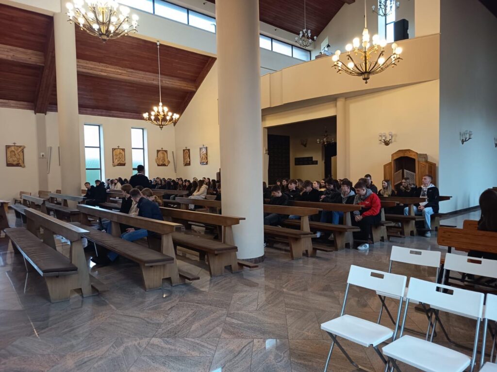 zdjęcie przedstawia grupę osób