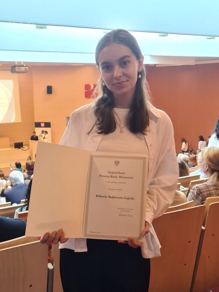 zdjęcie przedstawia grupę osób