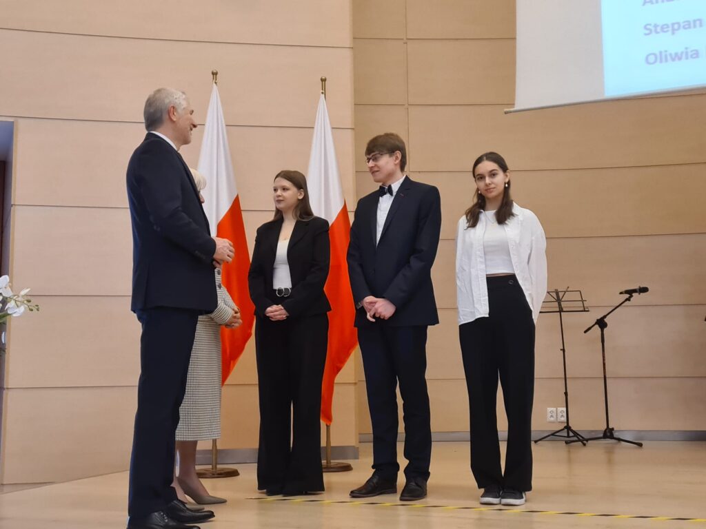 zdjęcie przedstawia grupę osób