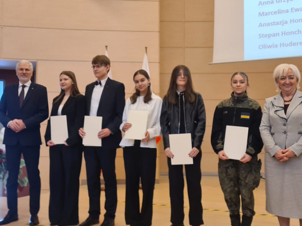 zdjęcie przedstawia grupę osób