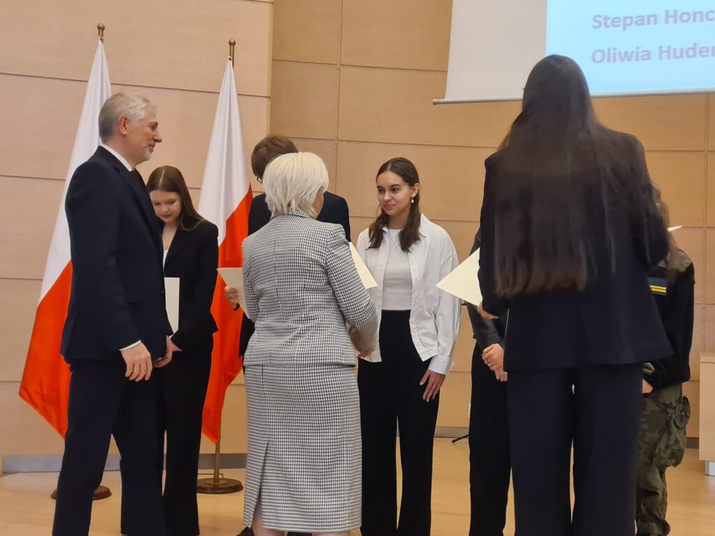 zdjęcie przedstawia grupę osób