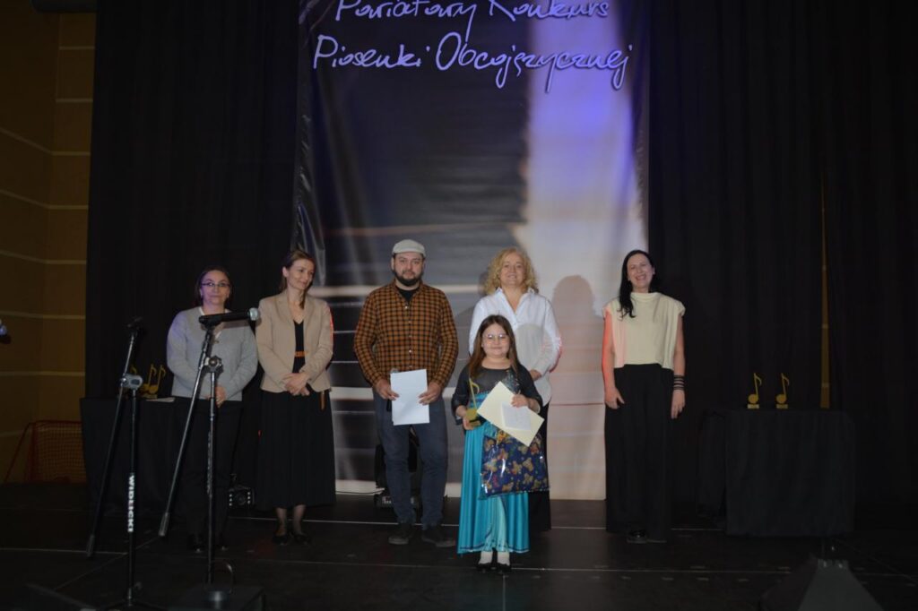 zdjęcie przedstawia grupę osób