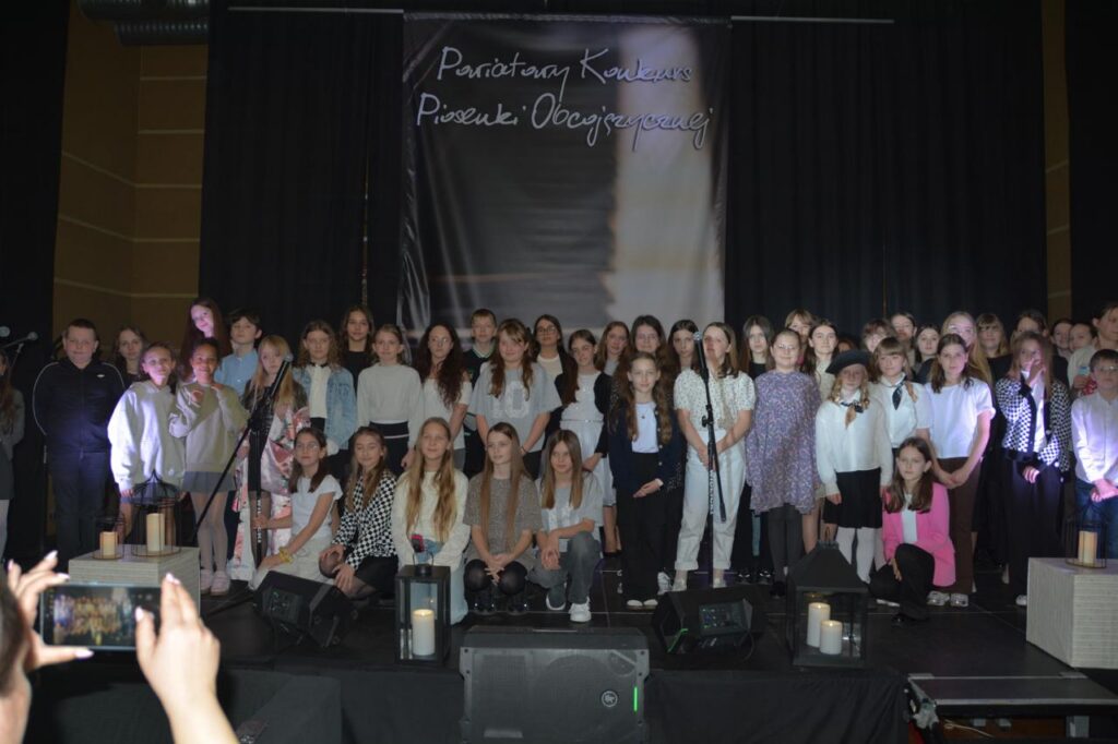 zdjęcie przedstawia grupę osób