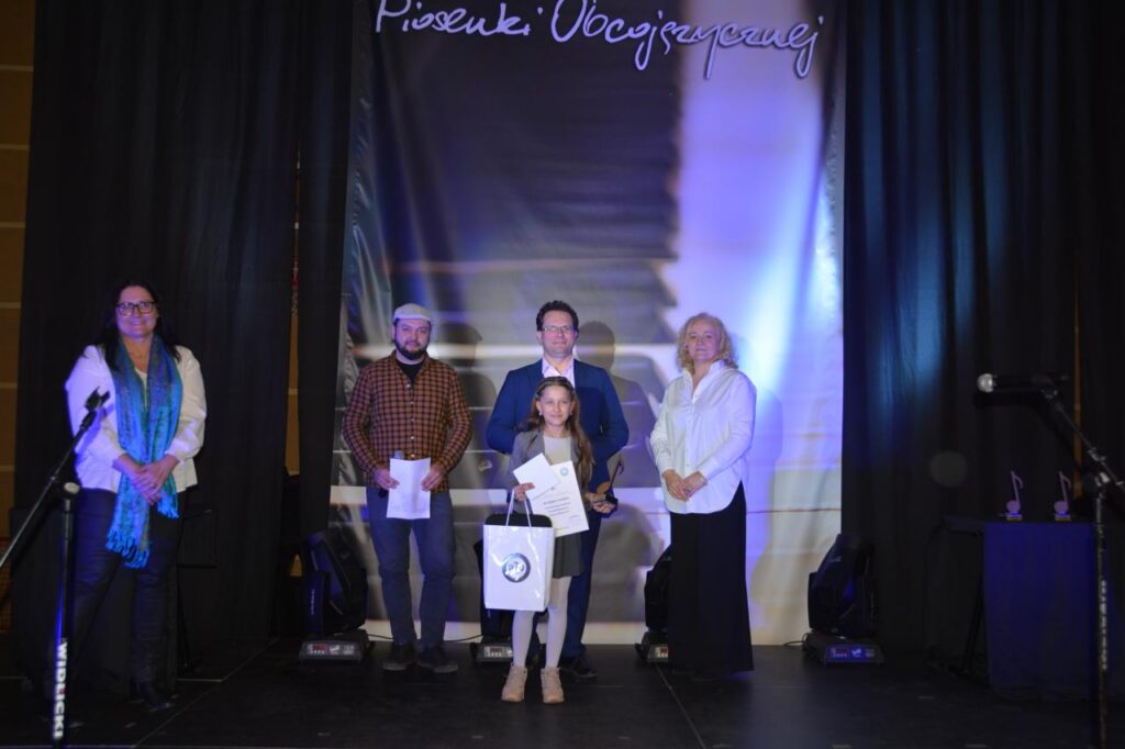 zdjęcie przedstawia grupę osób