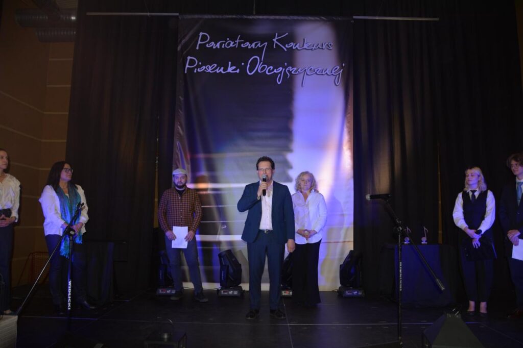 zdjęcie przedstawia grupę osób