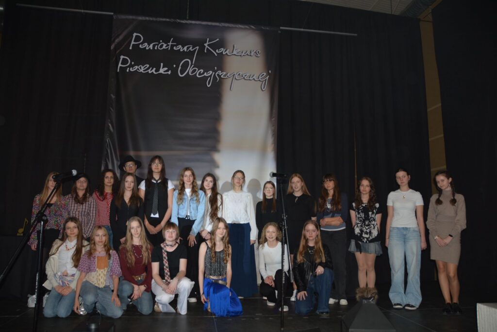 zdjęcie przedstawia grupę osób