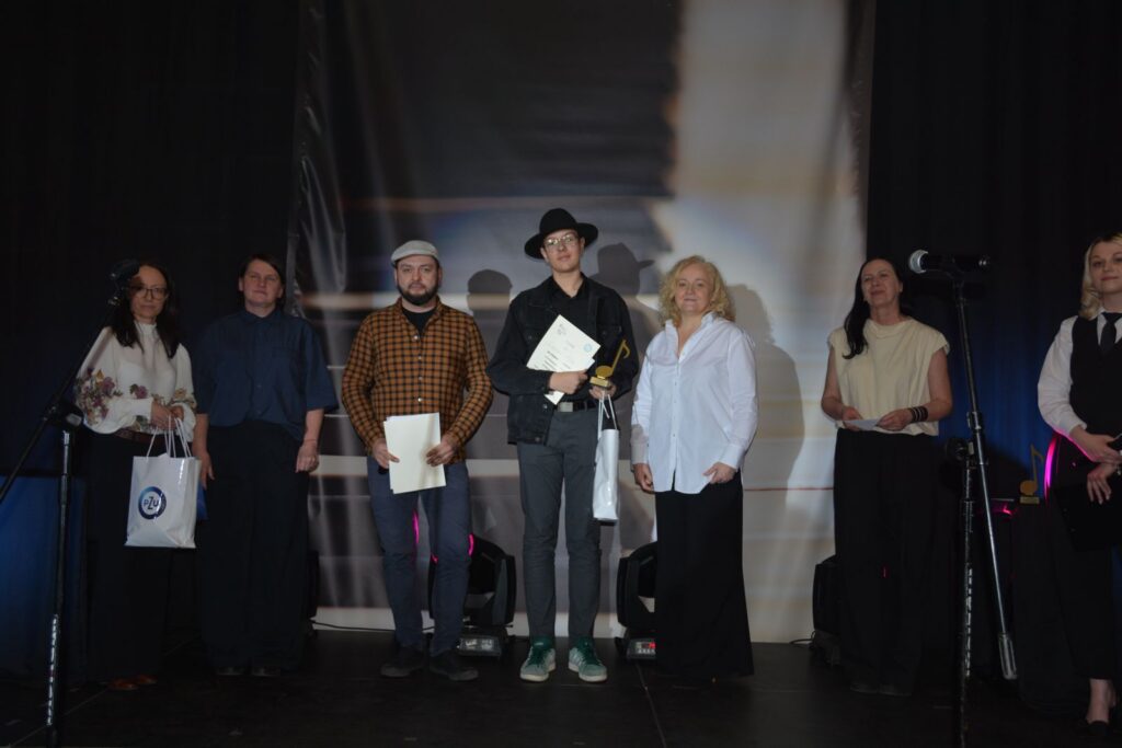 zdjęcie przedstawia grupę osób