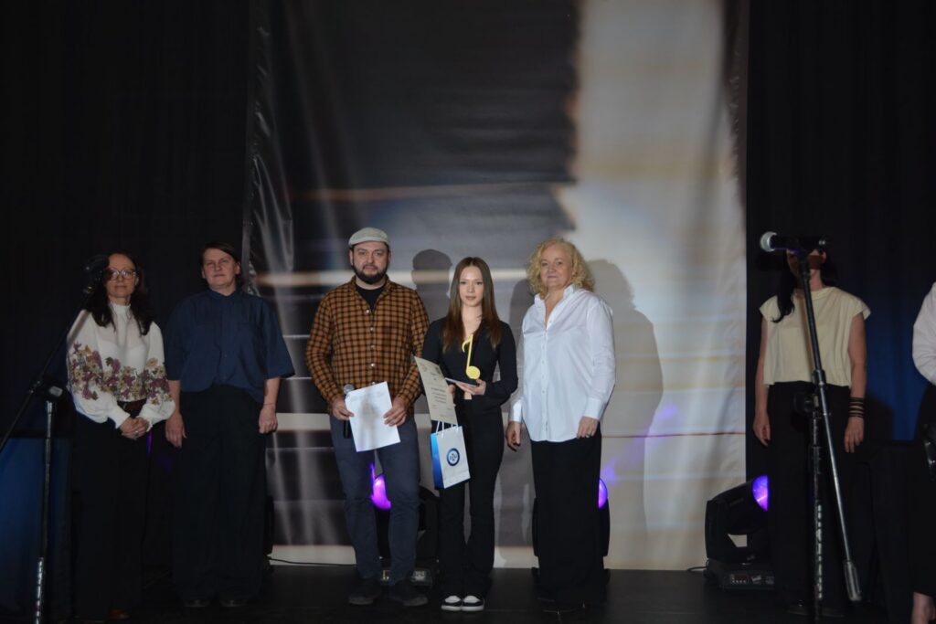 zdjęcie przedstawia grupę osób