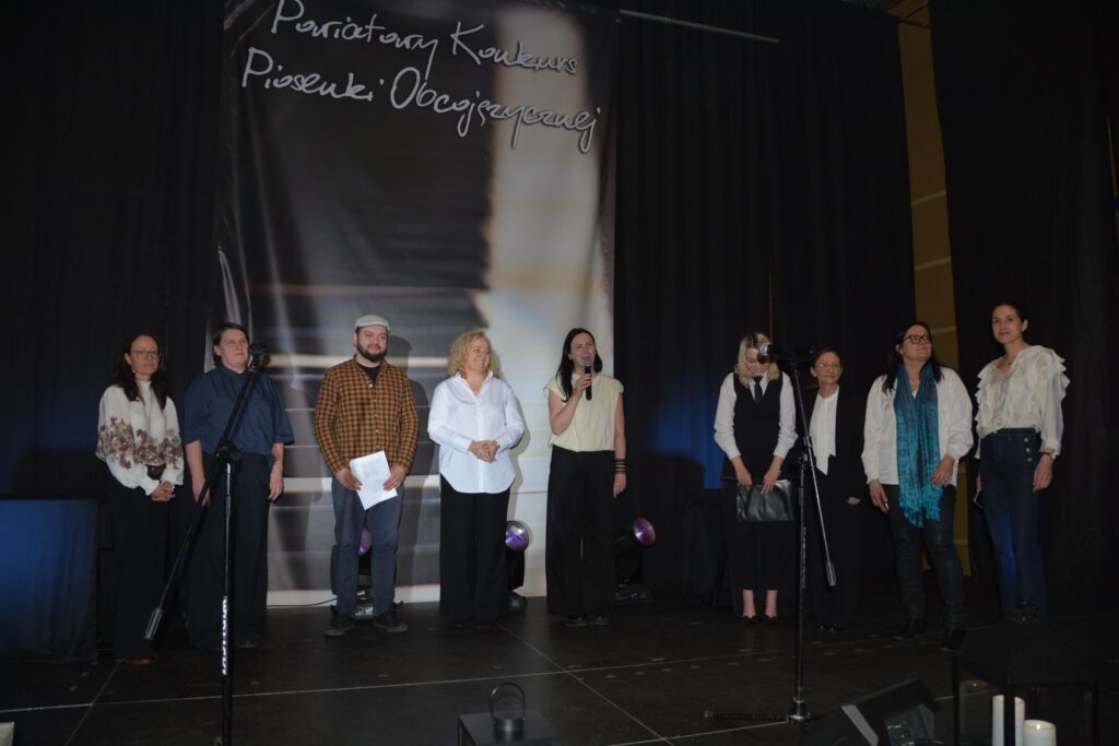 zdjęcie przedstawia grupę osób