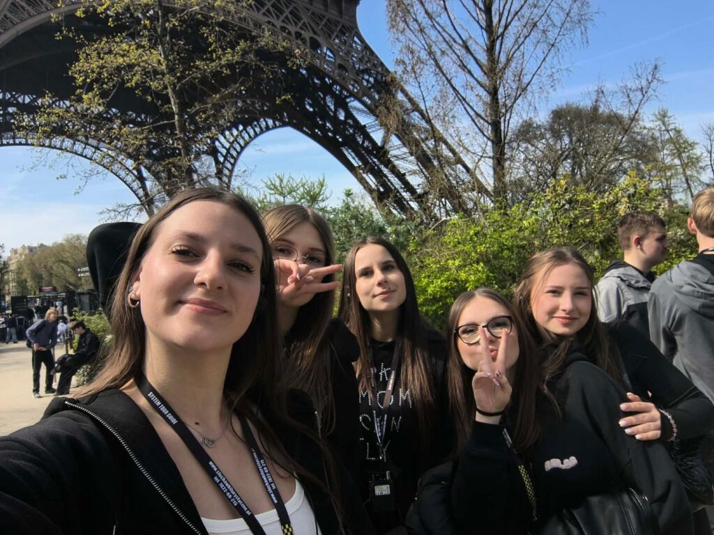 zdjęcie przedstawia grupę osób