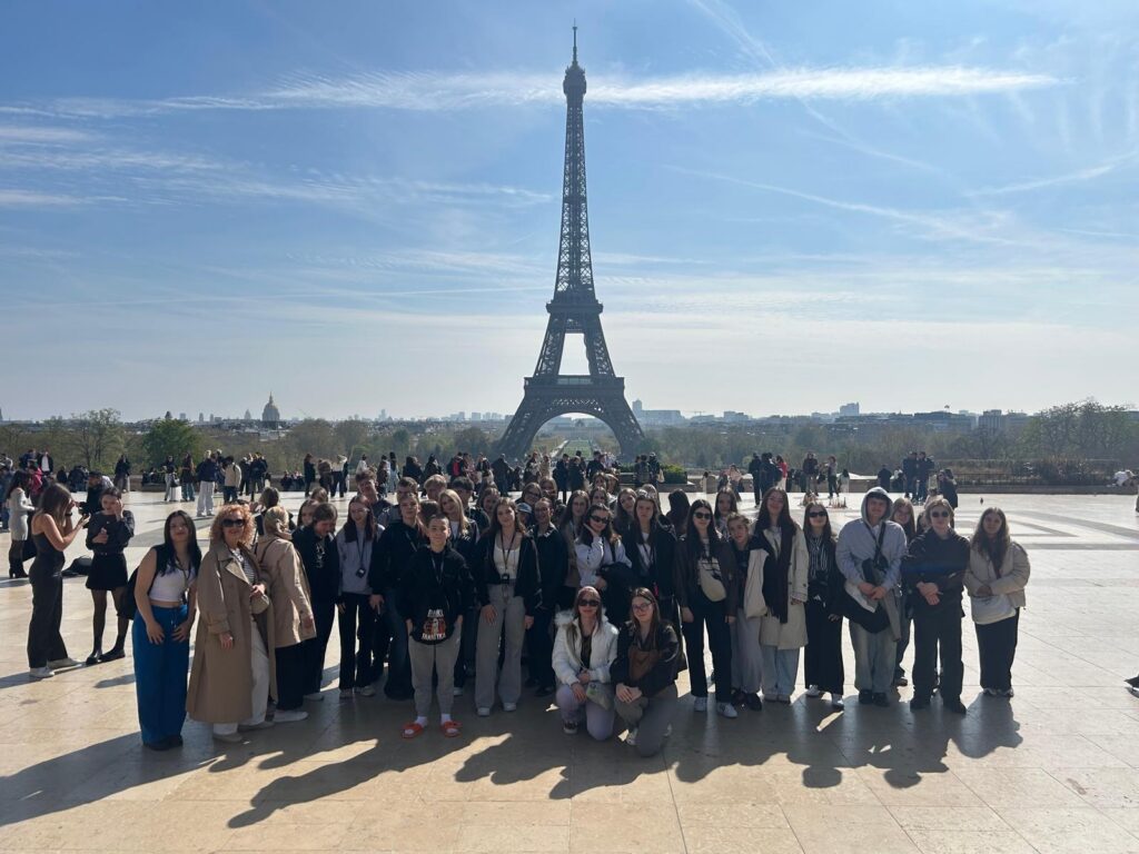 zdjęcie przedstawia grupę osób