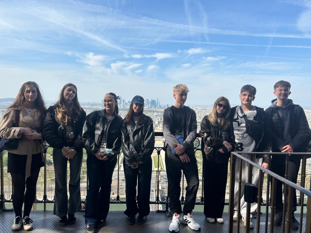 zdjęcie przedstawia grupę osób