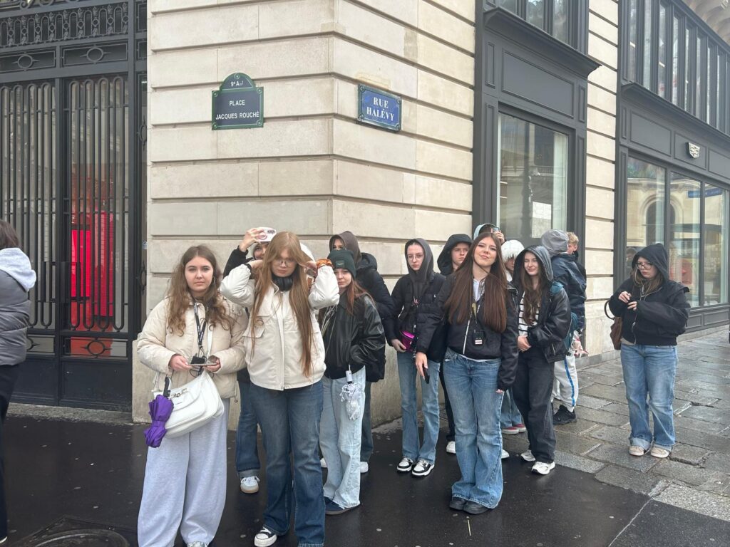 zdjęcie przedstawia grupę osób