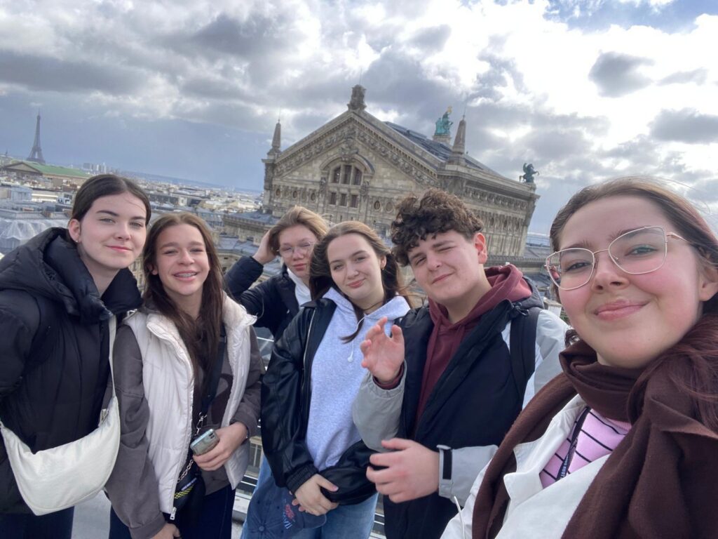 zdjęcie przedstawia grupę osób