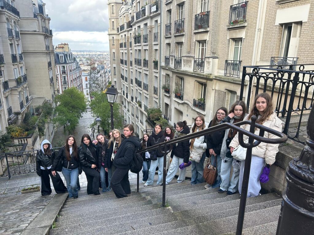 zdjęcie przedstawia grupę osób