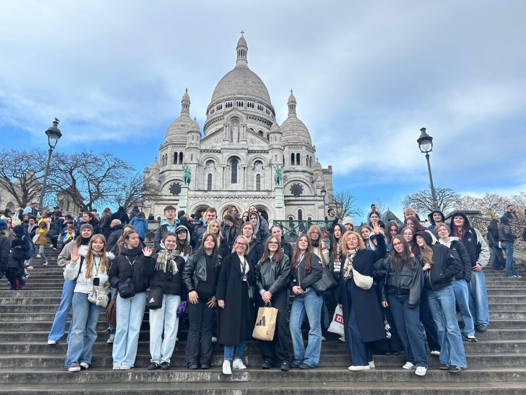 zdjęcie przedstawia grupę osób
